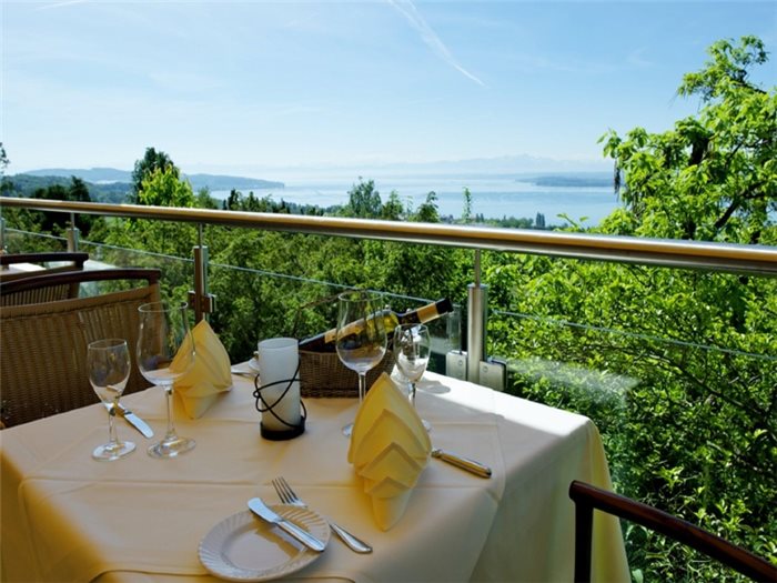 Terrasse mit Blick auf den See